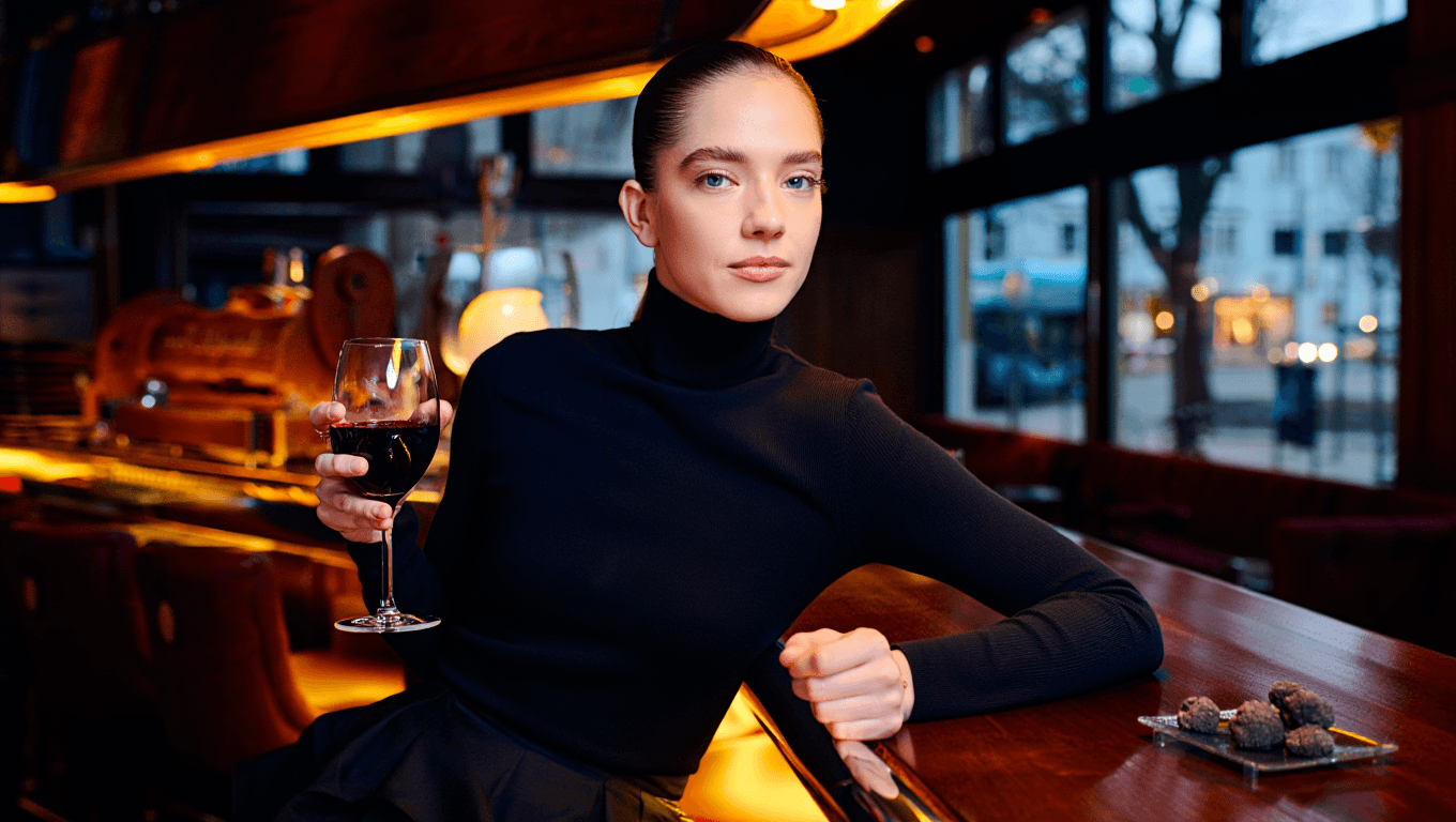 An der Bar: Sophia Kennedy über Schnaps, Karaoke und Trüffelsuche