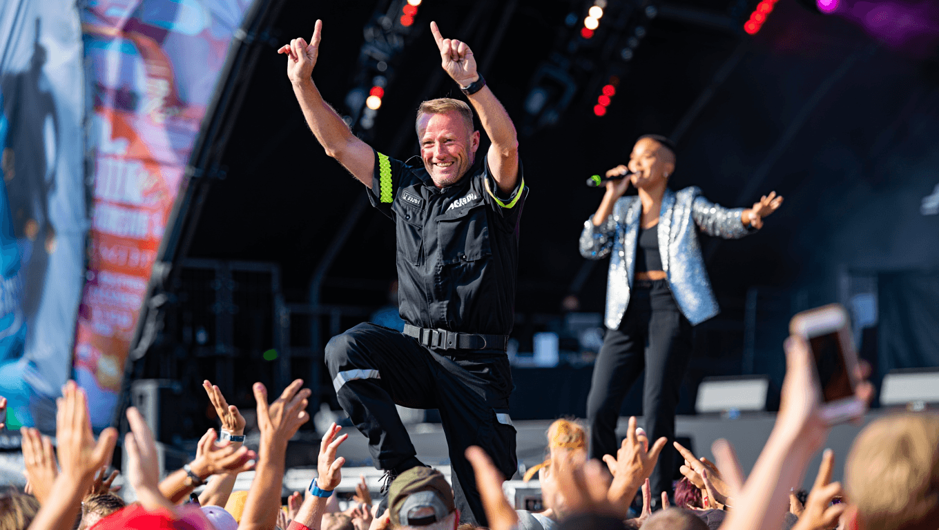 Ikkimel: Dieser Security-Guard feiert härter als ihre Fans