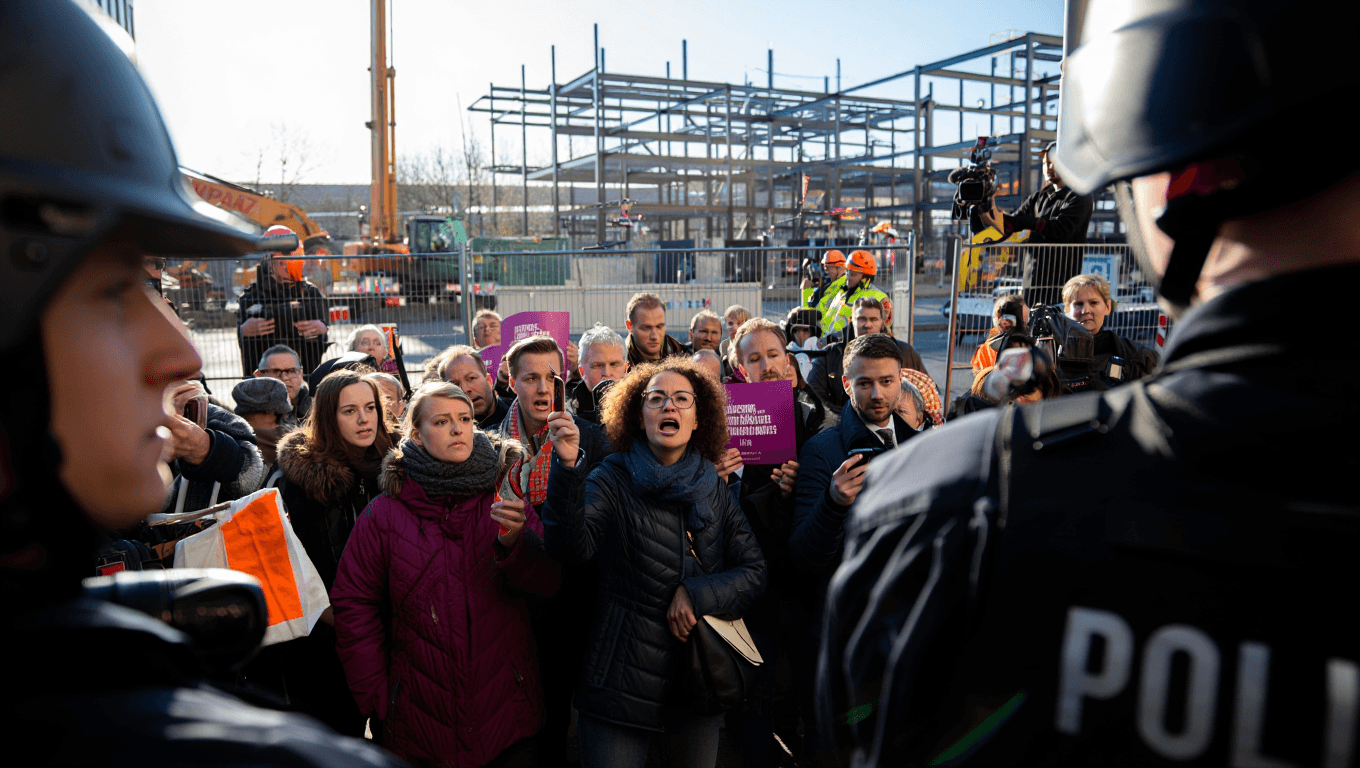 Showcase concert hall divides Hamburg