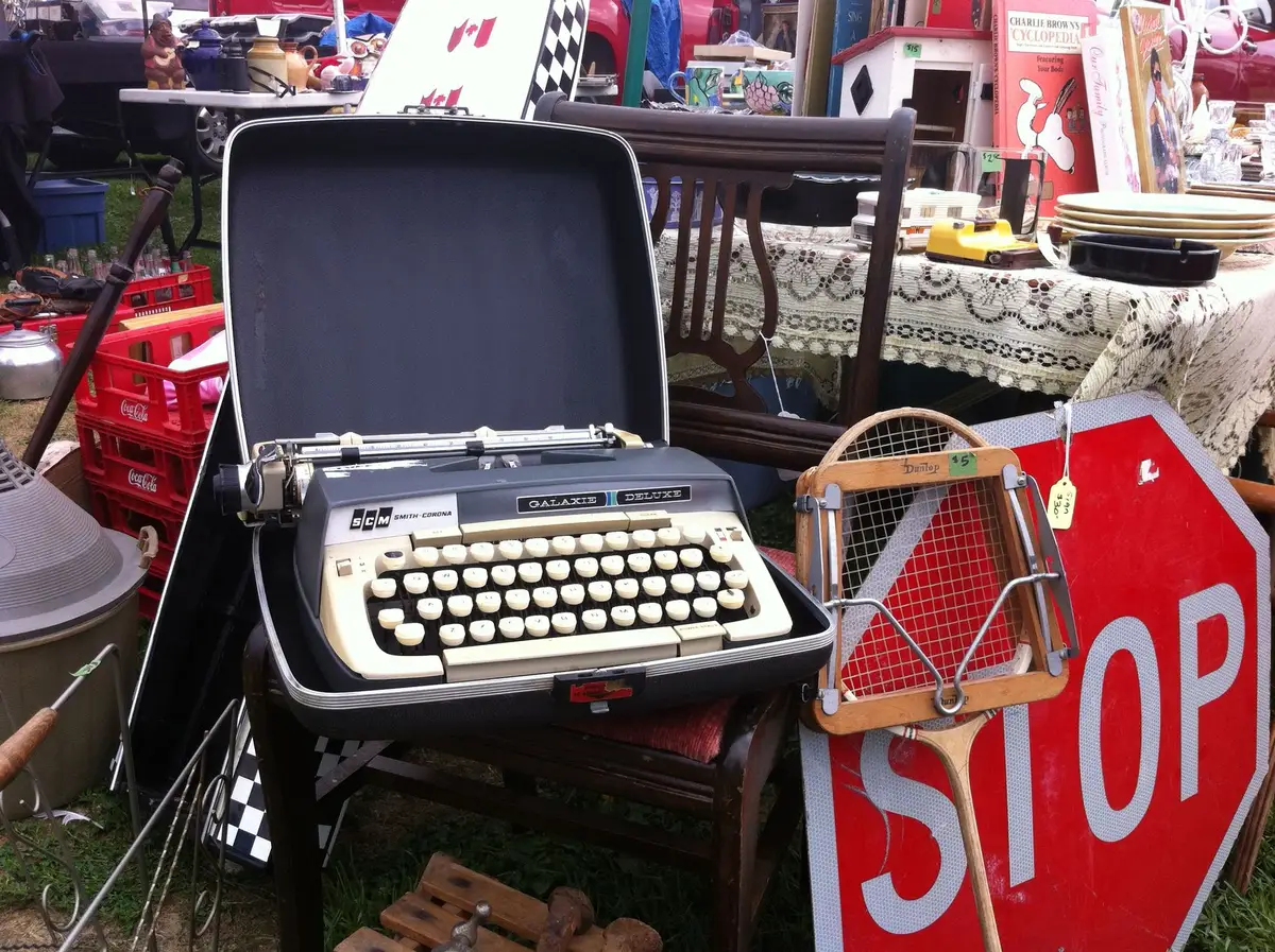 Vintage-Gegenstände und mechanische Schreibmaschinen in einem Antiquitätenladen