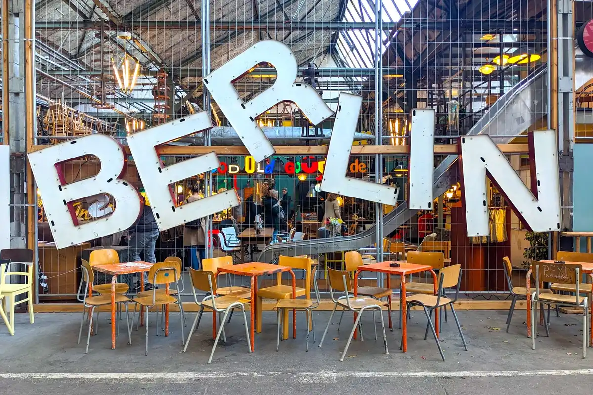 Berliner Straße mit kleinen Vintage- und Kulturläden in sonniger Atmosphäre