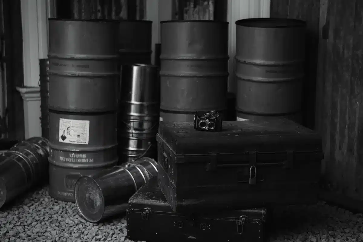 Filmset-Kulissen und Vintage-Kameraausrüstung in einem historischen Filmstudio