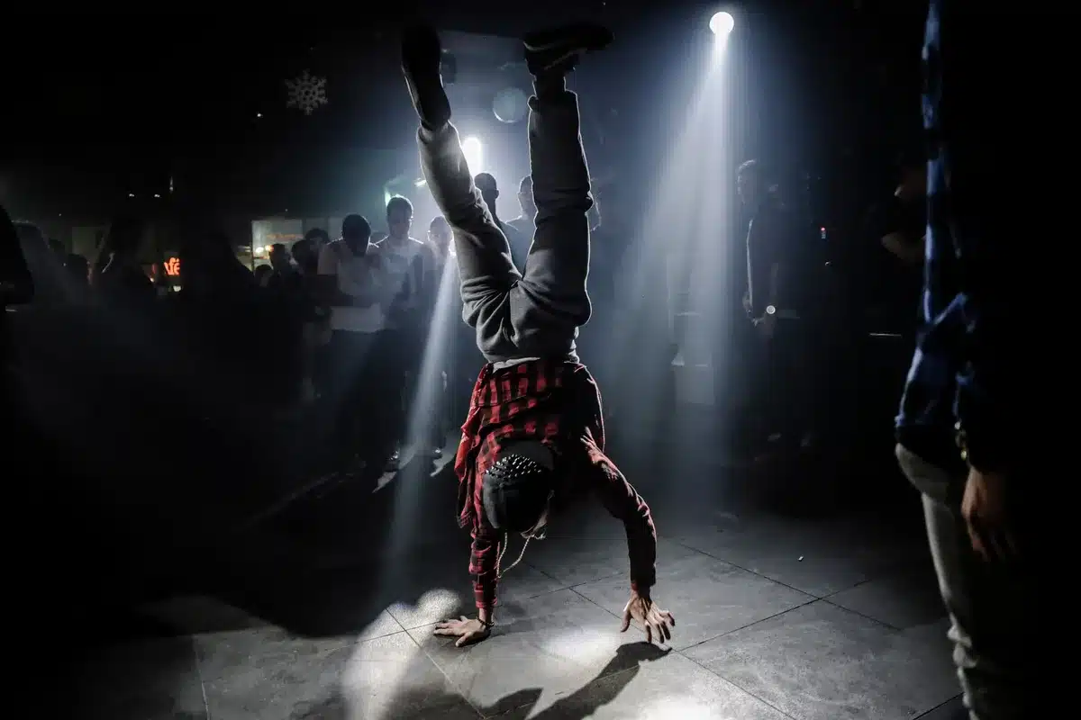 Breakdancer in akrobatischer Bewegung auf der Bühne während einer Aufführung