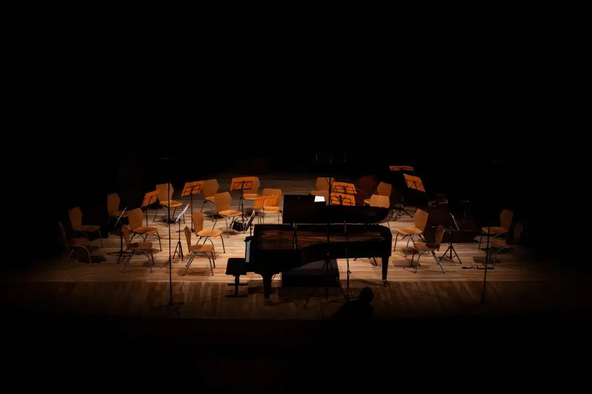 Klassische Musikinstrumente wie Klavier und Cembalo in einem Konzertsaal