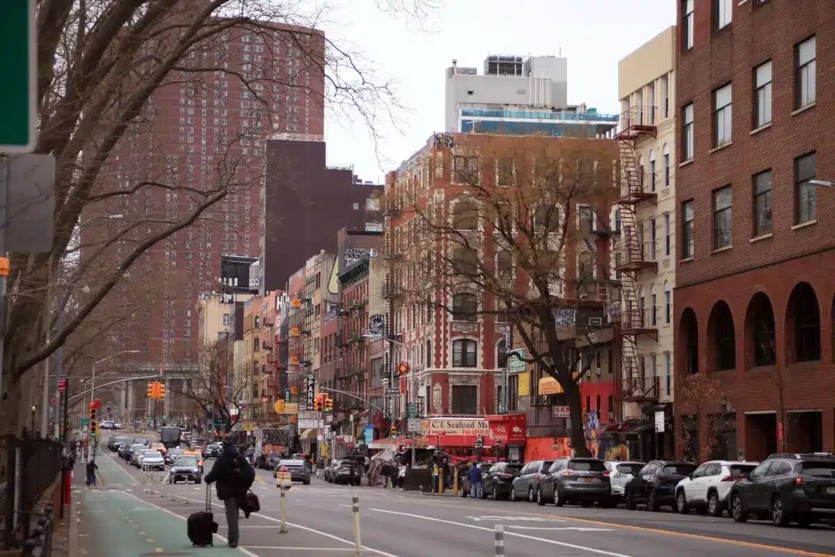 Historische Szene aus dem Lower East Side mit Einwanderern und Zeitungsständen
