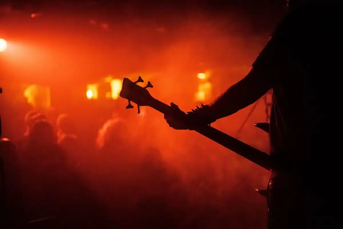 Heavy-Metal-Konzert mit düsterer Atmosphäre und intensivem Licht
