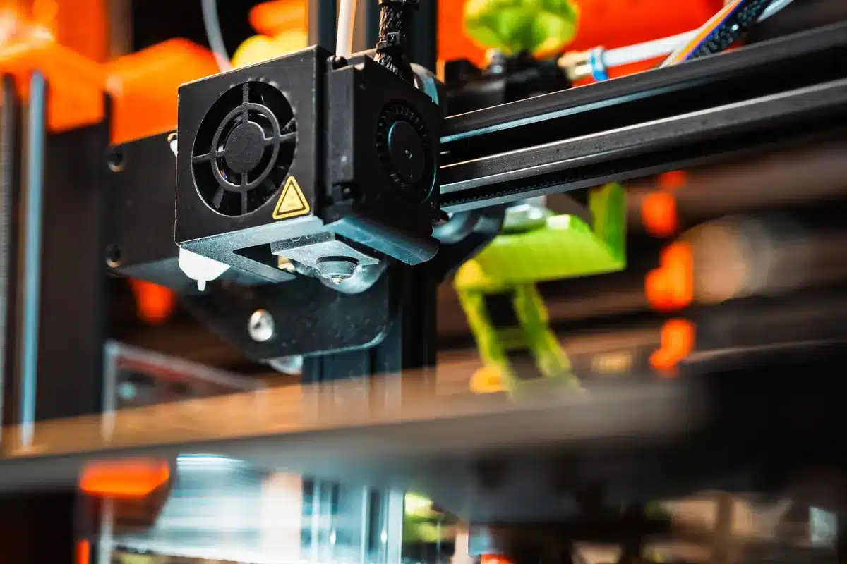 Robotische Prototypen und digitale Designobjekte auf einer Designausstellung
