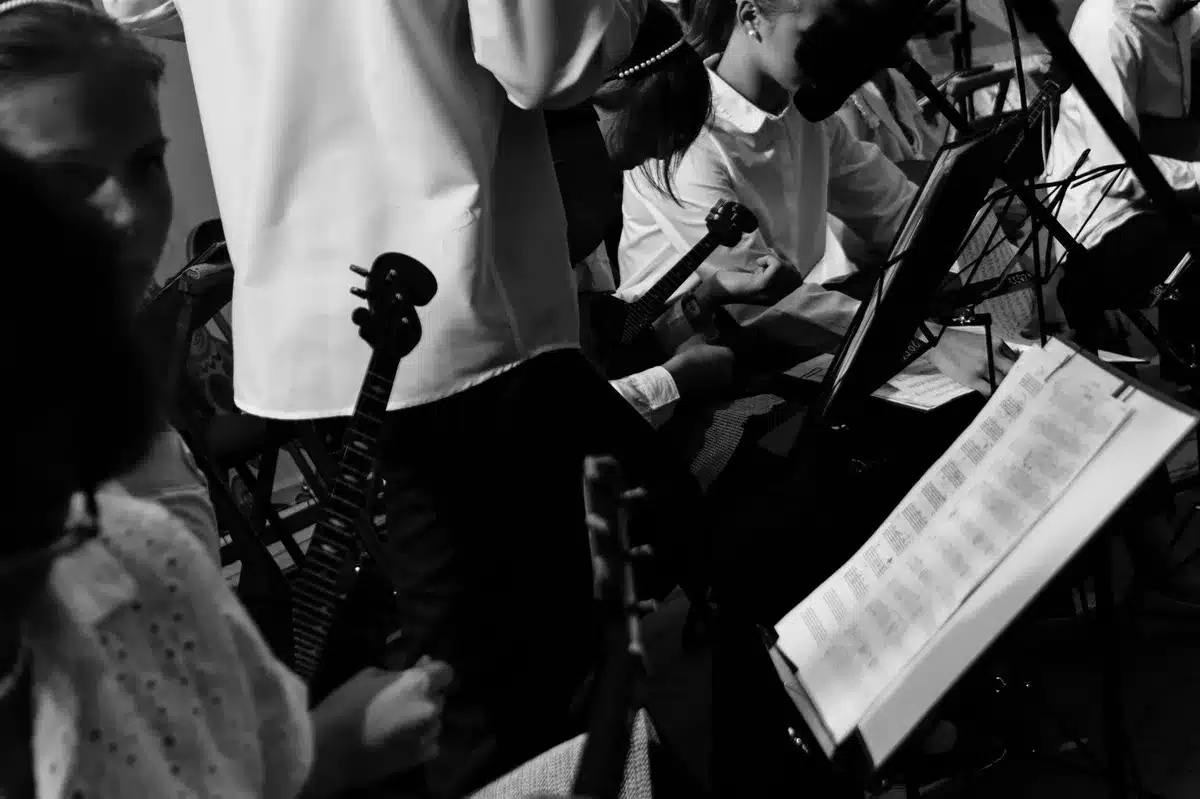 Musiker spielt auf der Bühne trotz Beinverletzung und Gips weiter