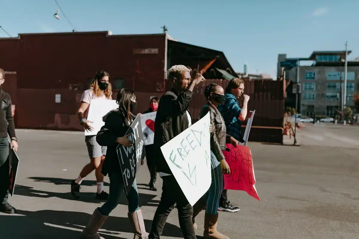 Demonstrationszug mit Soundsystemen und Musik-Equipment auf Berliner Straße
