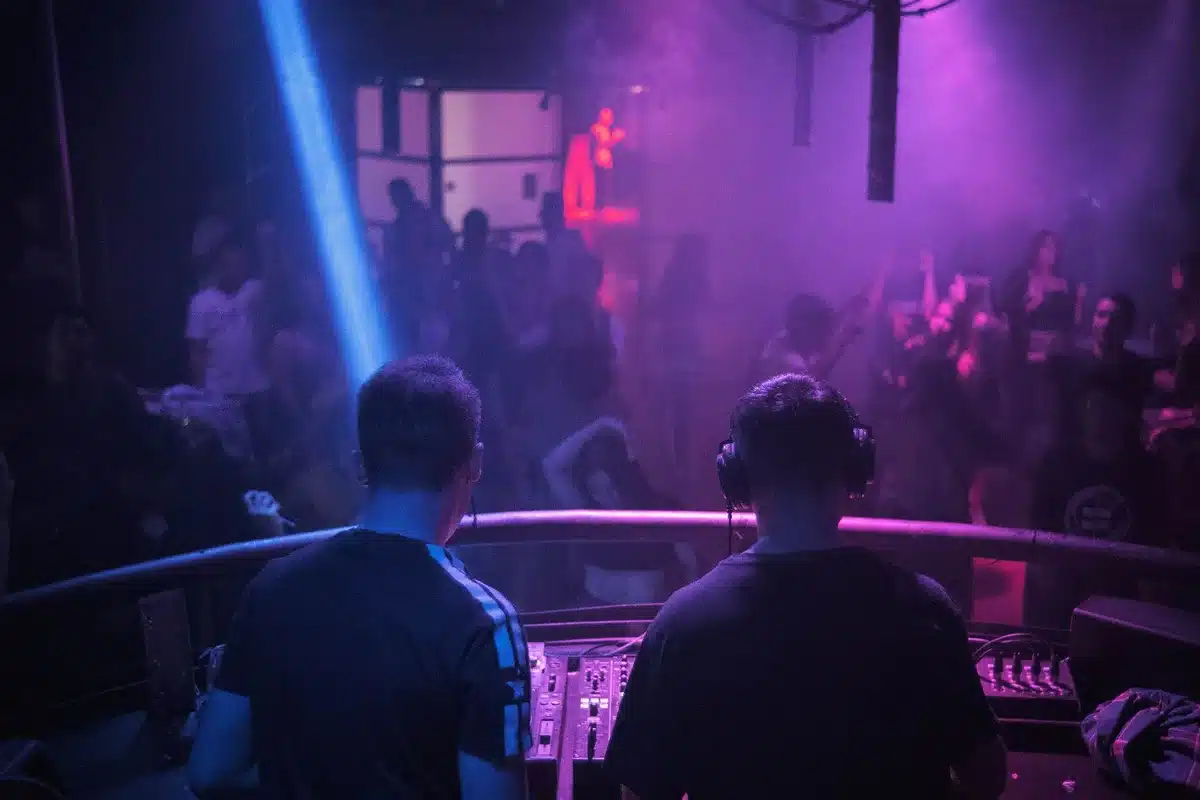 Innenraum eines Clubs mit Tanzfläche und Licht-Equipment