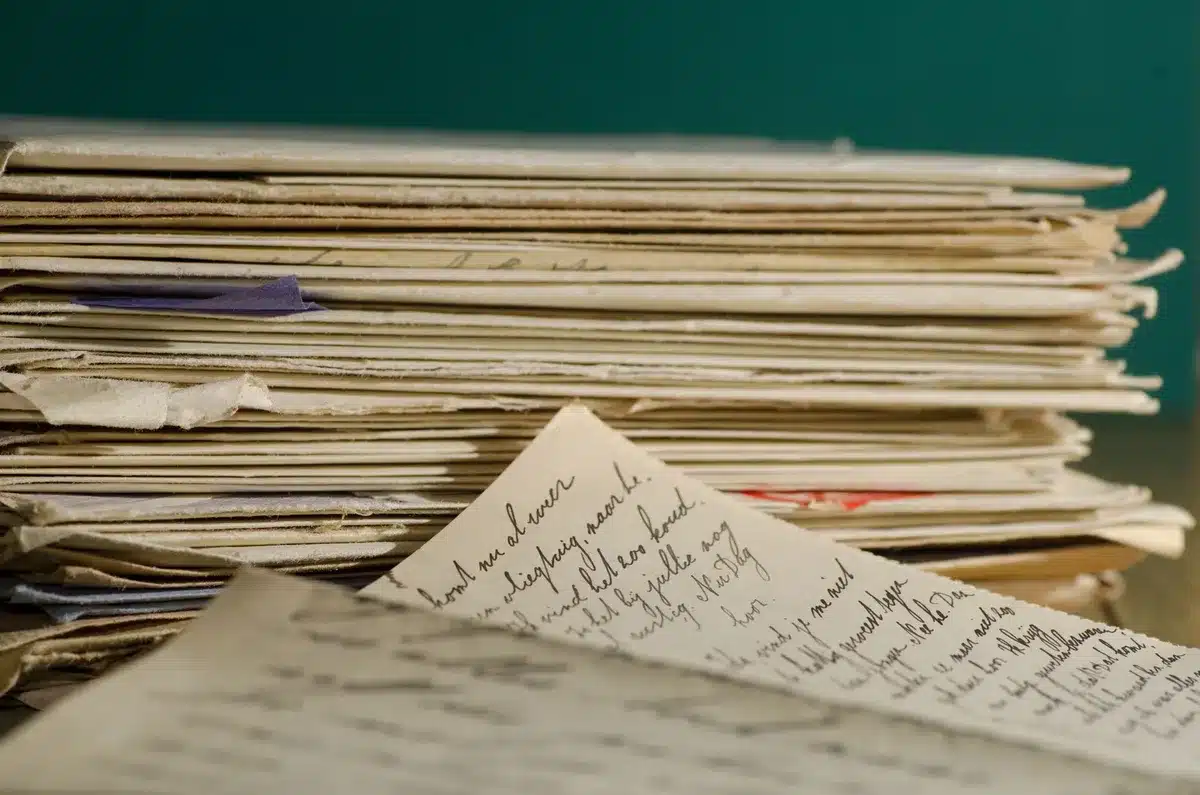 Forscher untersucht alte Manuskriptseiten in einem Archiv bei gedimmtem Licht