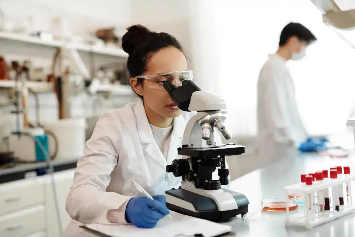 Wissenschaftler in einem Labor mit Mikroskop und DNA-Proben