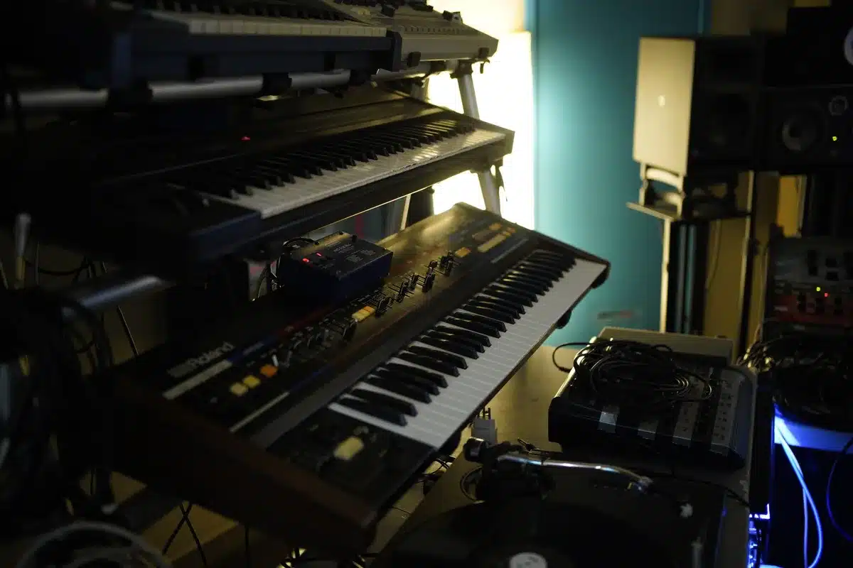 Synthesizer und elektronische Musikproduktionsequipment in einem Studio