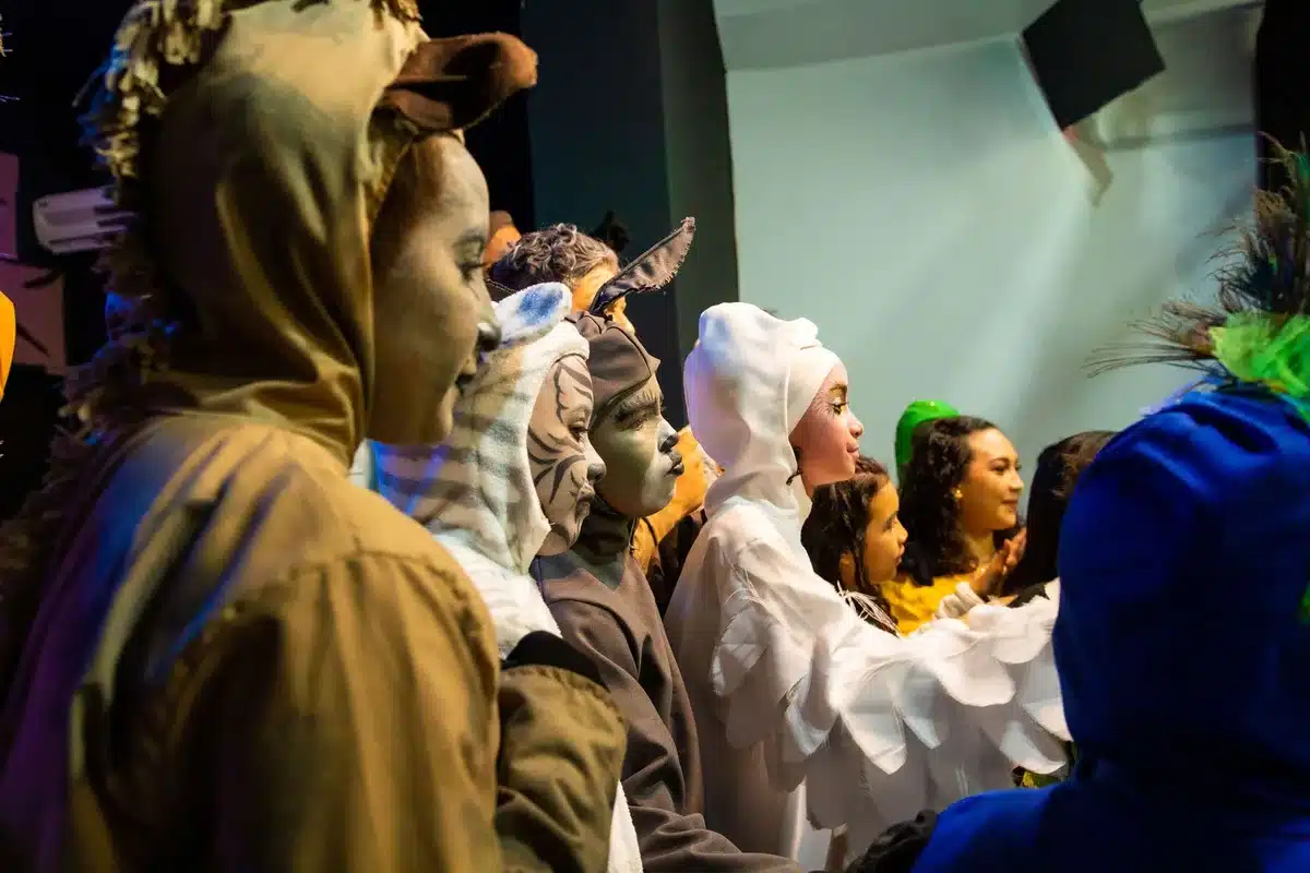 Etwa 2.400 Menschen aus Oberammergau arbeiten als Darsteller und hinter den Kulissen mit