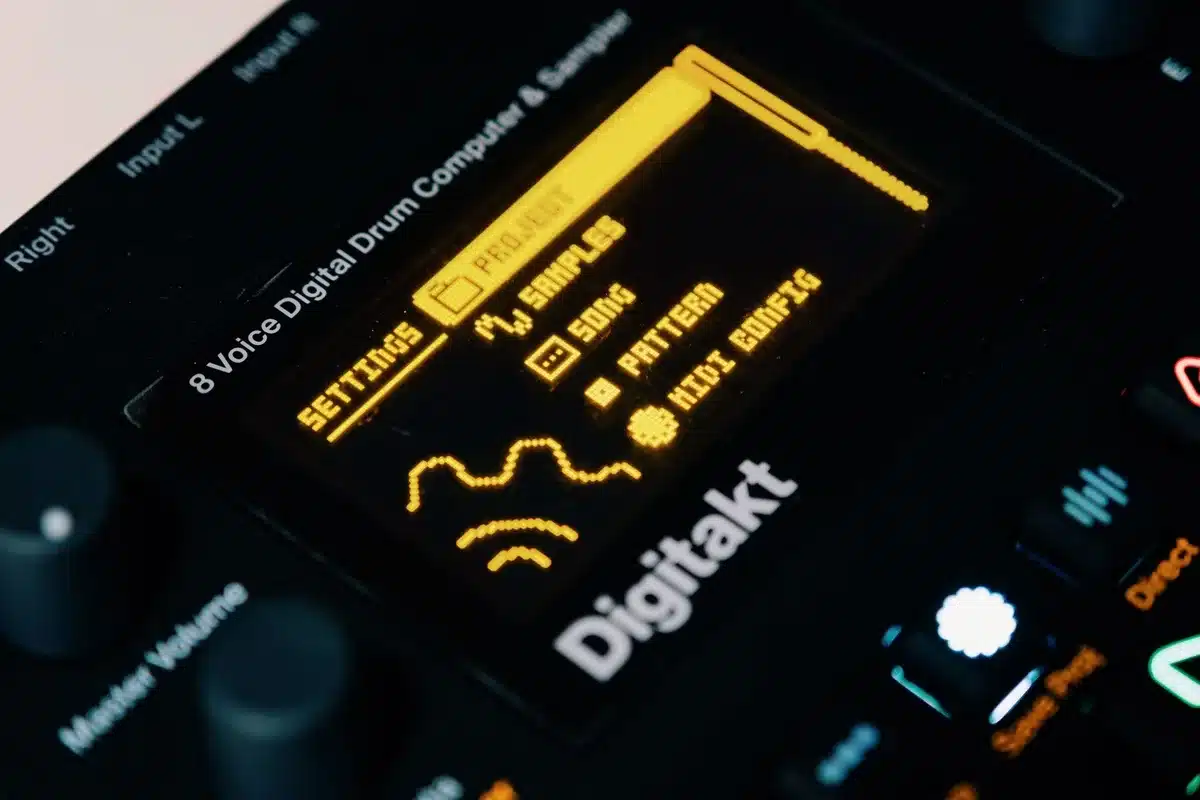 Musikproduktion mit KI-Technologie: Computerbildschirme und digitale Wellenformen in einem modernen Studio