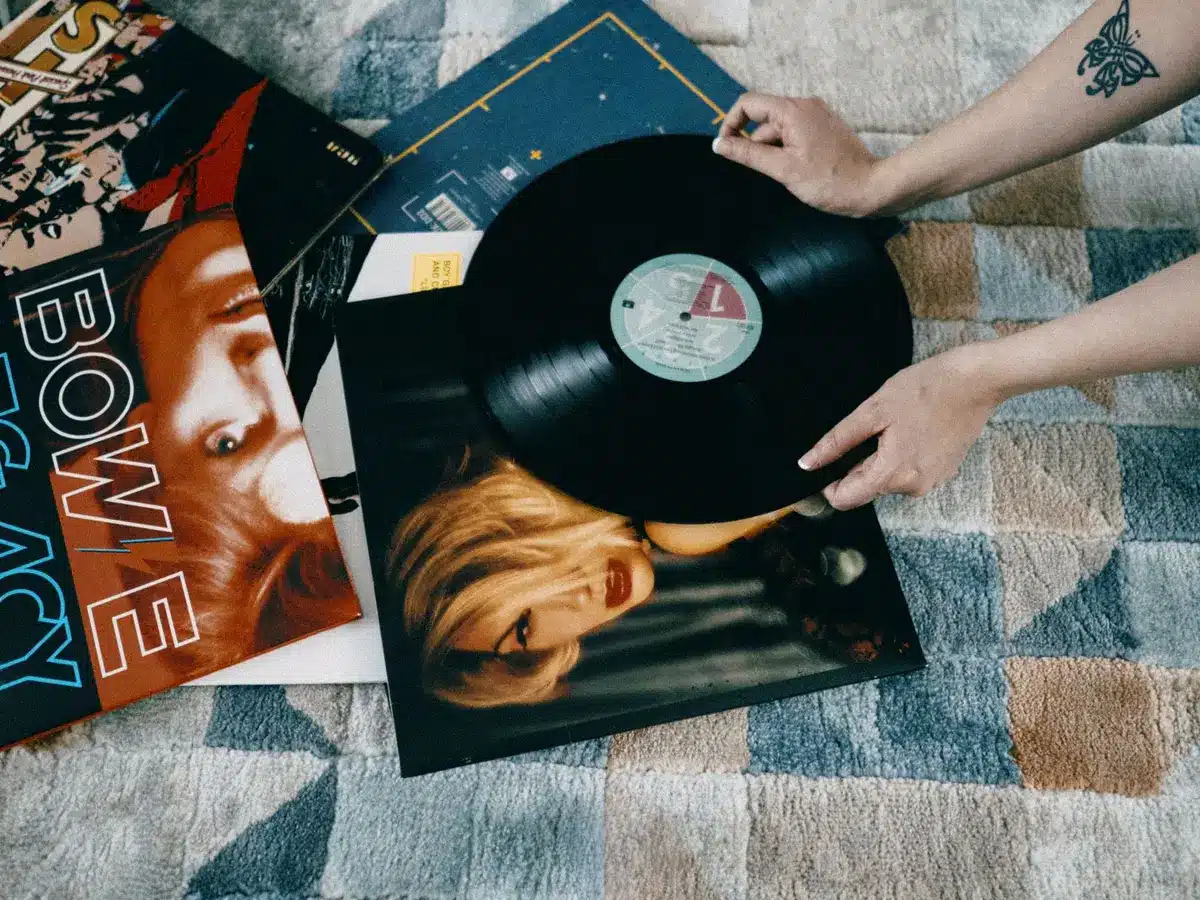 Schallplatte mit Album-Artwork auf dunklem Untergrund