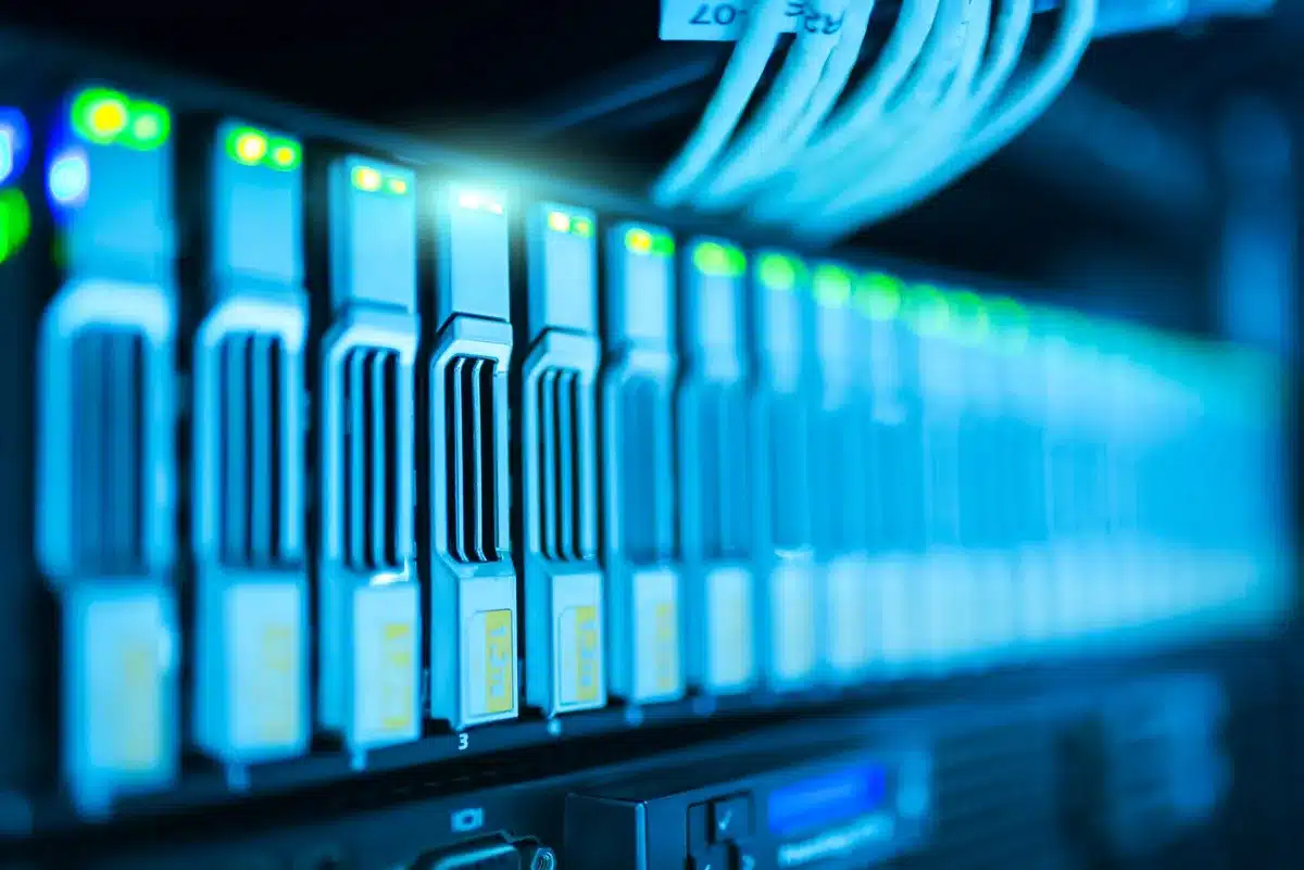 Großes Rechenzentrum mit Reihen von Server-Racks und Stromversorgung