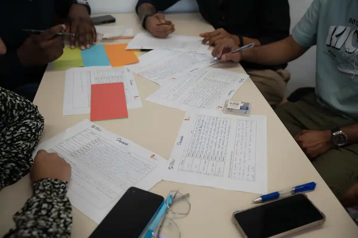 Gruppe von Menschen in Workshop-Diskussion zur Selbstorganisation