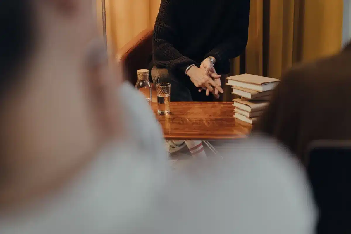Aufgeschlagene Bücher und Notizen auf einem Schreibtisch symbolisieren die intensive literarische Auseinandersetzung