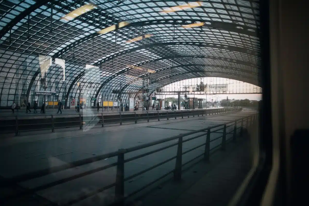 Bahnhof mit Besuchenden beim Eintreffen zu einer Großveranstaltung