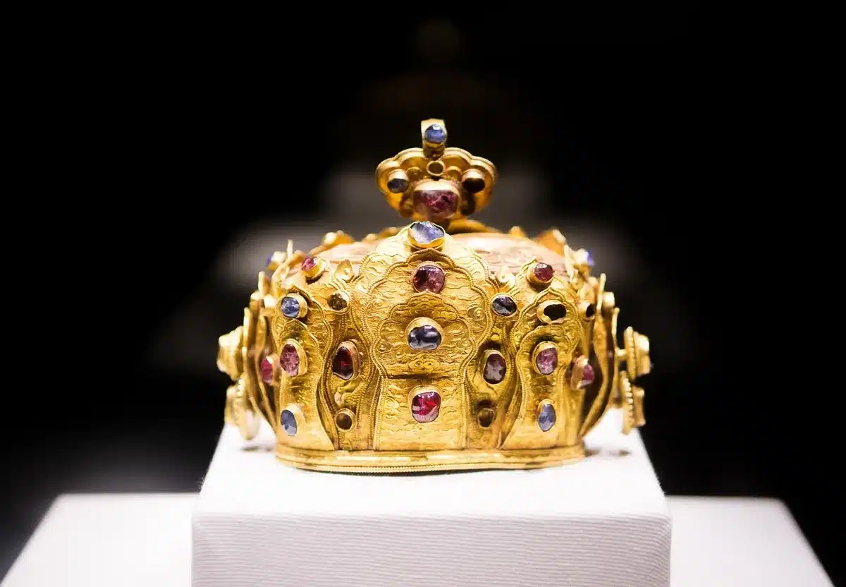 Innenansicht eines Museumssaals mit Ausstellungswänden