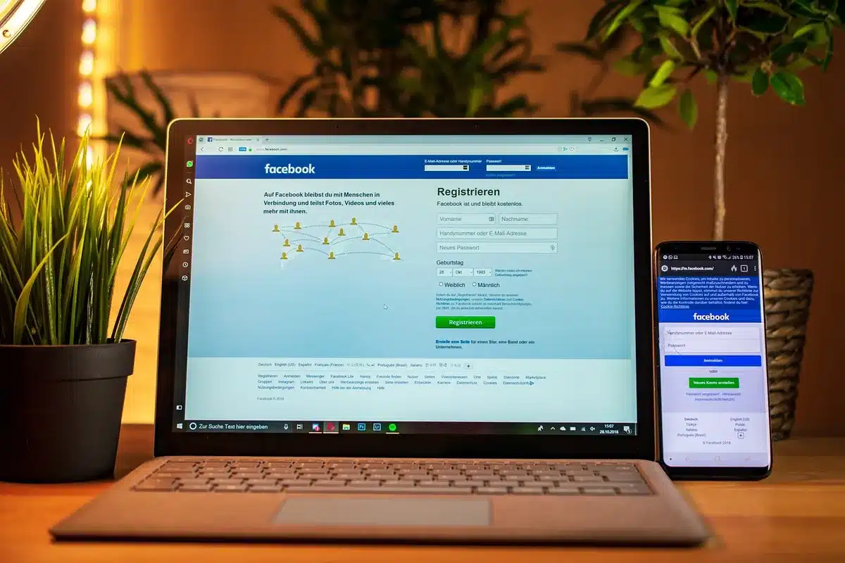Person betrachtet Bilder auf einem Smartphone im sozialen Netzwerk