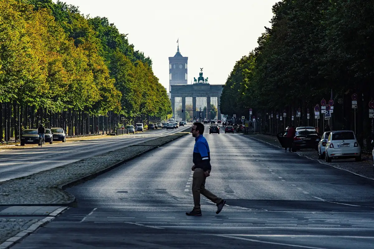 Open‑Air‑Vorführung vor dem Brandenburger Tor mit Leinwand und Zuschauern