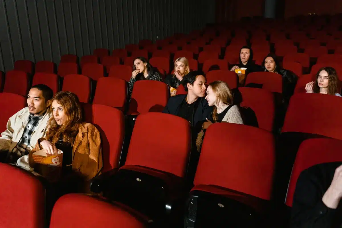 Publikum und Roter Teppich bei einer Filmpremiere
