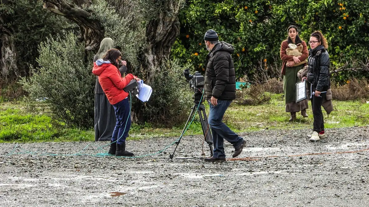 Filmproduktion: Regisseur und Schauspieler bei Dreharbeiten zu einem Historiendrama.