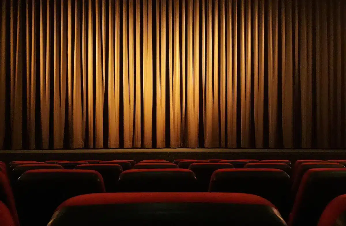 Kinopublikum im Saal mit kritischen Reaktionen während einer Filmvorführung.