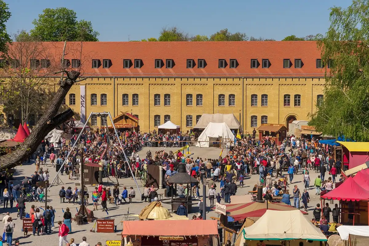 Luftaufnahme eines historischen Innenhofs, der als Konzertort dient