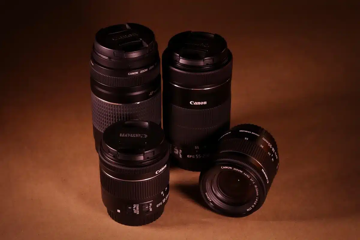 Anonymer Foto-Set mit Kamera und Scheinwerfer, Symbol für beruflichen Fototermin