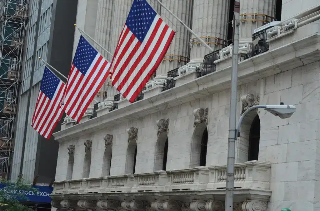 Amerikanische Flaggen auf Halbmast an einem Bundesgebäude als Zeichen der Trauer
