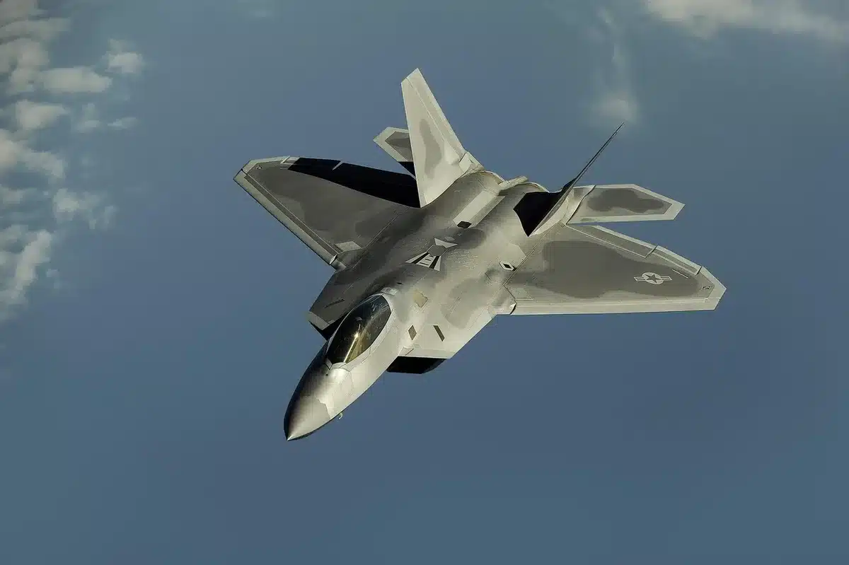 Kampfflugzeug Aero L-39 Albatros über schneebedeckten Alpengipfeln