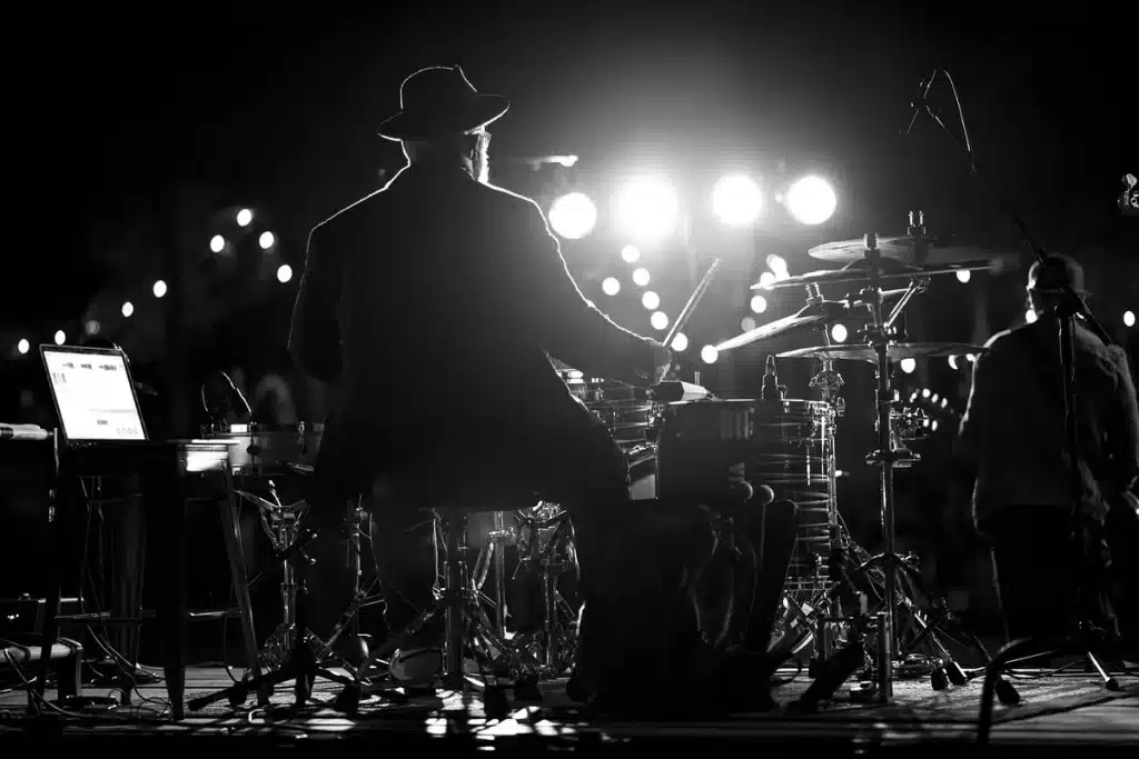 Tempelhofer Feld bei Dämmerung mit leerer Bühne und Absperrungen vor einem Konzert
