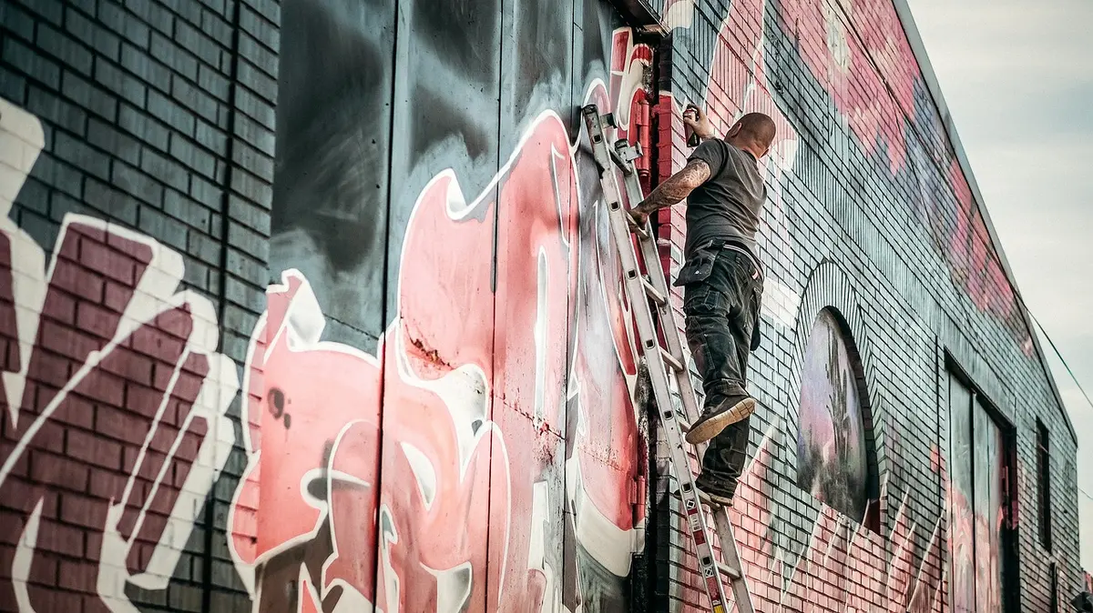 Besprühte Fassade eines Gebäudes mit politischen Graffiti und Schriftzügen
