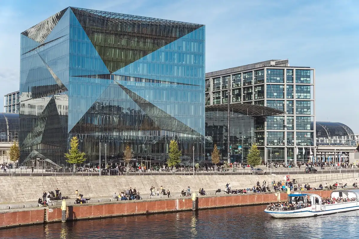 Blick auf eine städtische Promenade nahe einem Filmmuseum in Berlin
