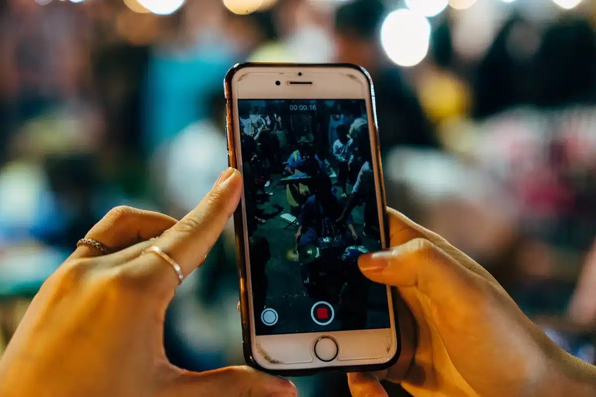 Smartphone zeigt Instagram-Beitrag mit kondolierenden Kommentaren
