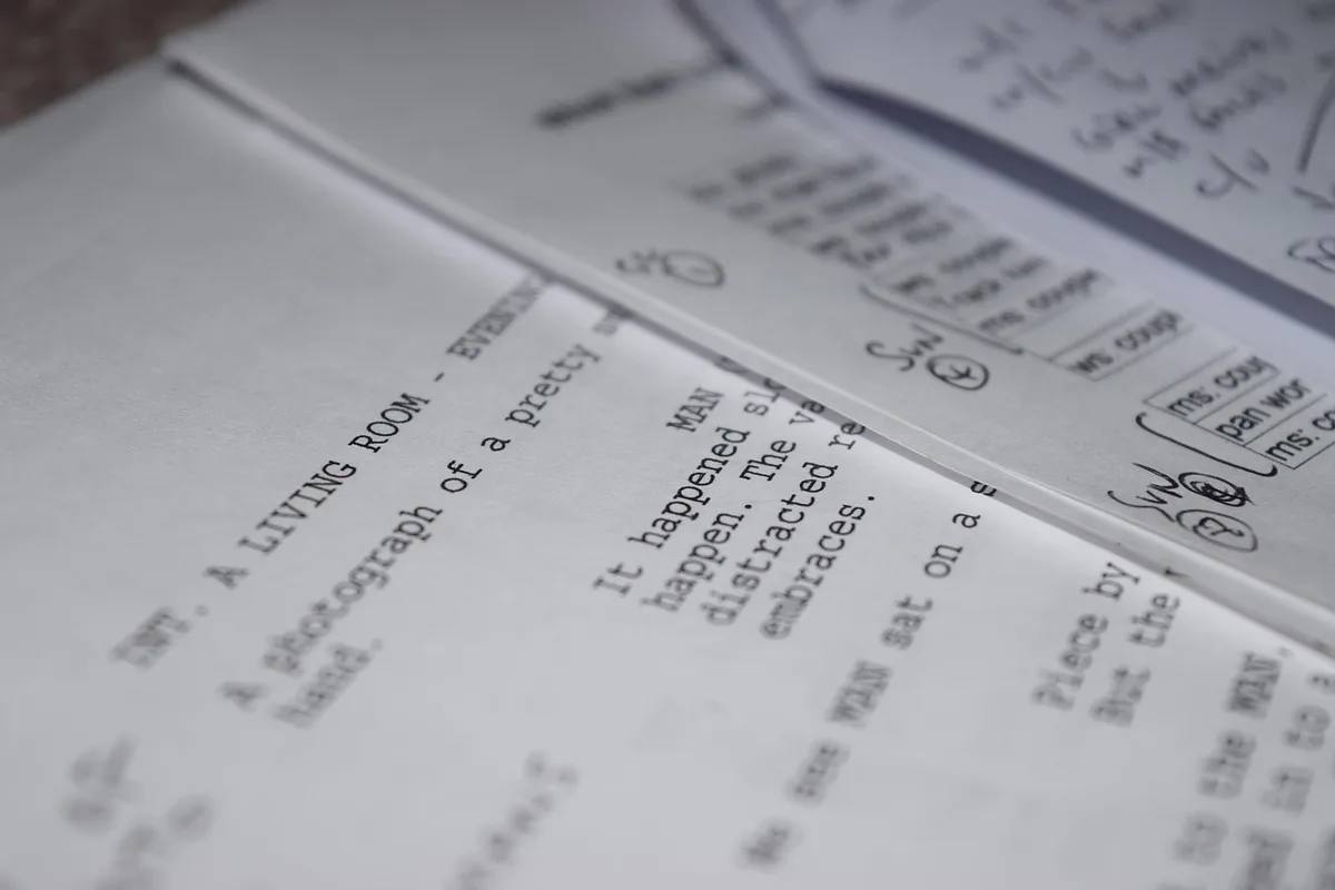 Regisseure bei der Arbeit mit Archivmaterial und Schnitt