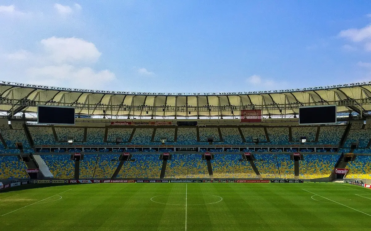 Leuchtende Drohnen über einem Stadionhimmel als Inszenierung