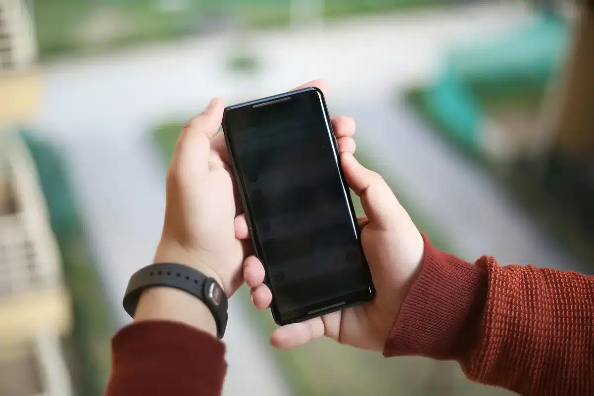 Smartphone auf einem Partytisch mit verschwommenen Lichtern im Hintergrund