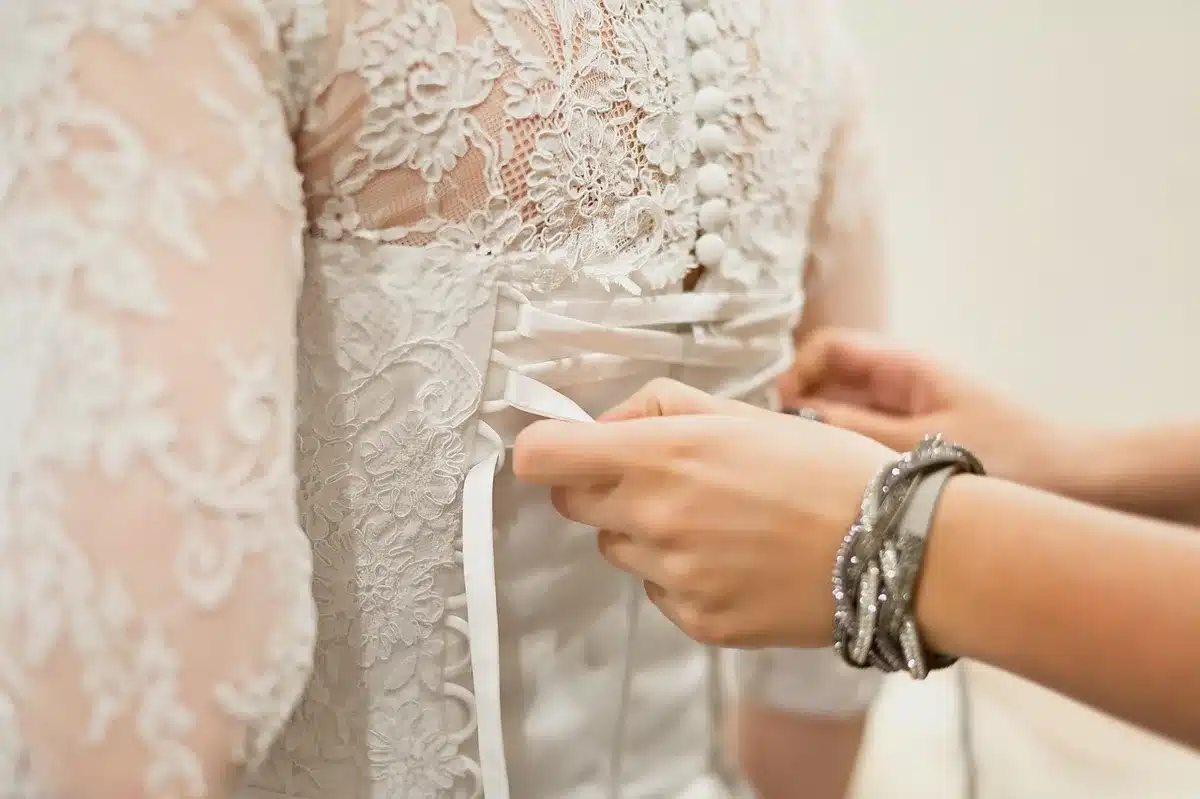 Zartes graues Spitzenkleid mit transparenten Stoffbahnen