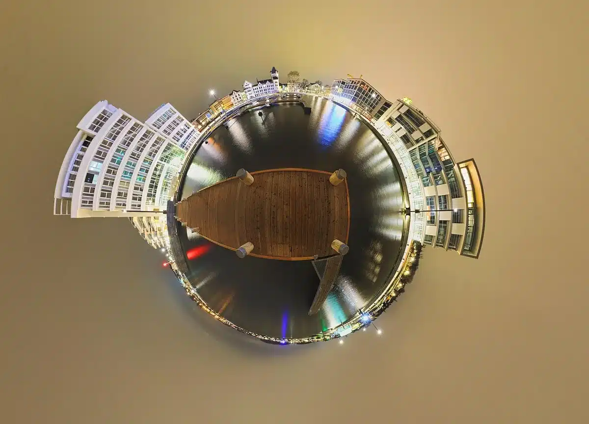 Eine moderne 360-Grad-Bühnenkonstruktion auf einem Festivalgelände