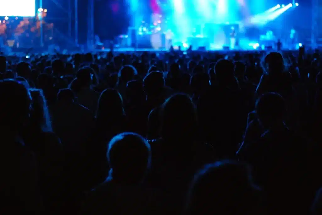Musikerinnen und Musiker treten auf einer Open-Air-Bühne vor Festivalpublikum auf
