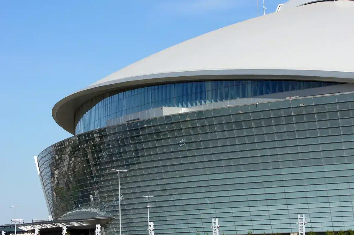 NFL-Stadion mit Bühne und Lichtern zur Halbzeitshow