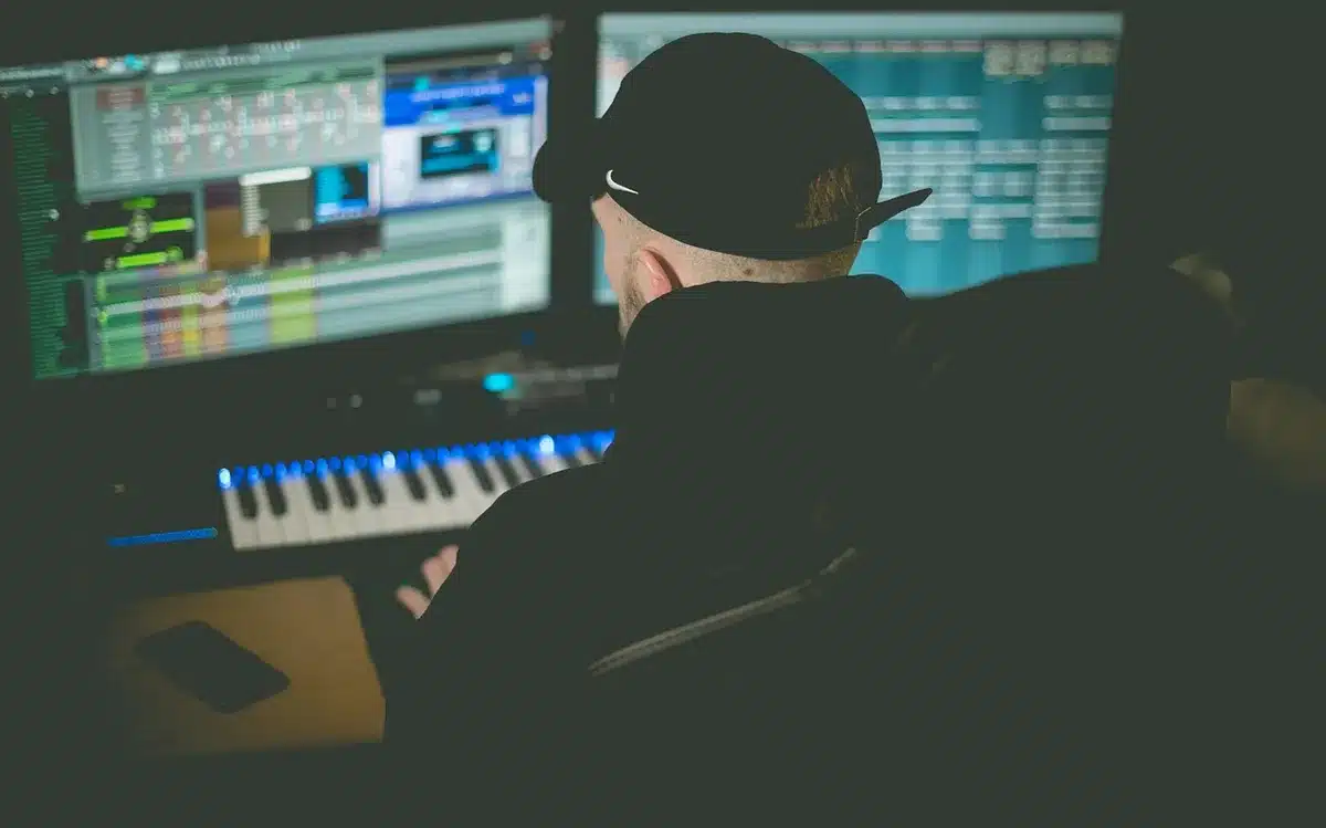 Produzenten und Songwriter arbeiten an einer Gesangsspur im Studio