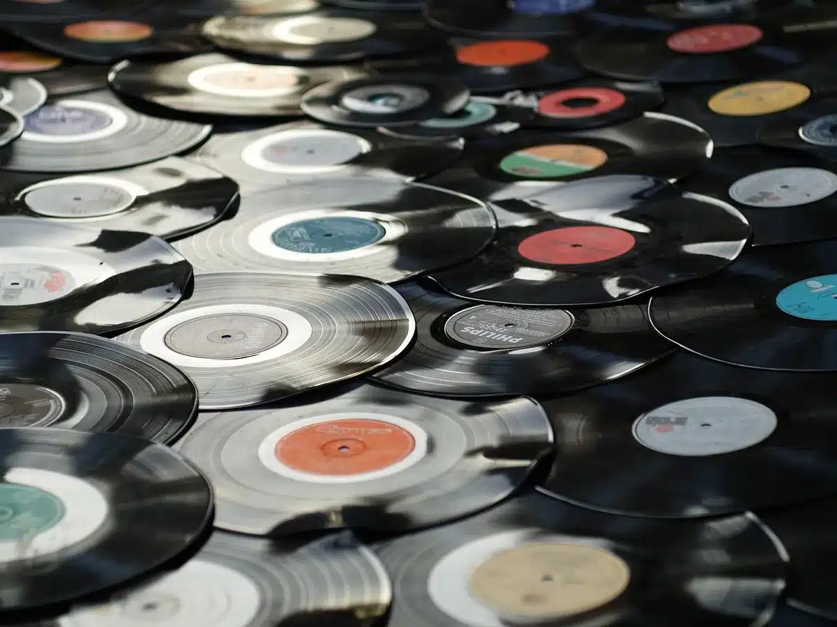 Menschen diskutieren um einen Tisch mit Notizen und Schallplatten