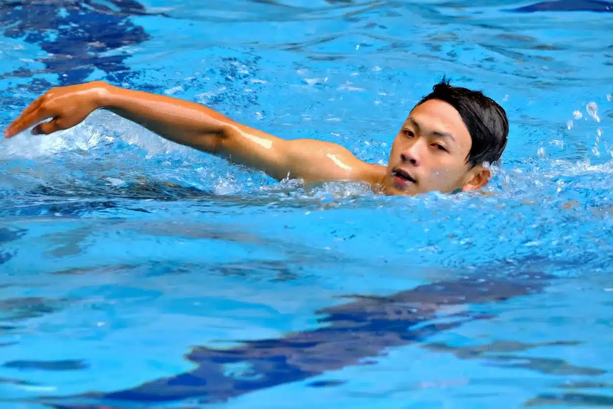 Performance in einem ehemaligen Schwimmbad mit Zuschauern im Vordergrund