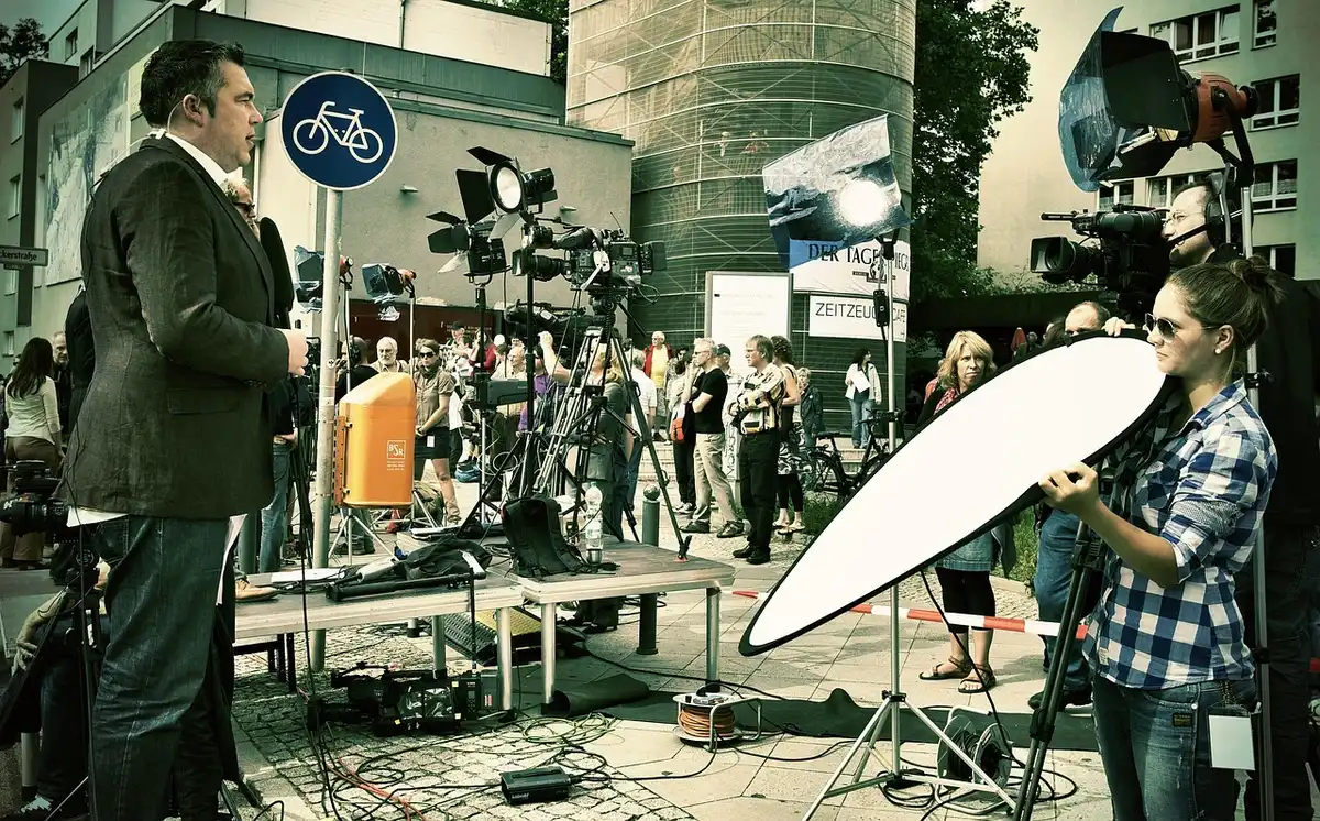 Leeres Fernsehstudio mit Kameraausrüstung als Symbol für Dokumentation