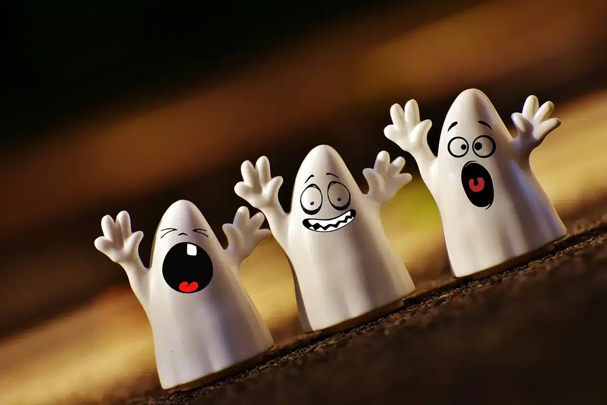Regal mit Halloween-Kostümen und Dekoration im Geschäft